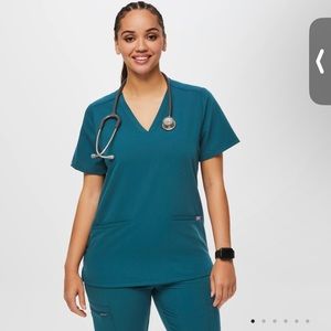 FIGS PACIFIC BLUE CASMA THREE POCKET SCRUB TOP